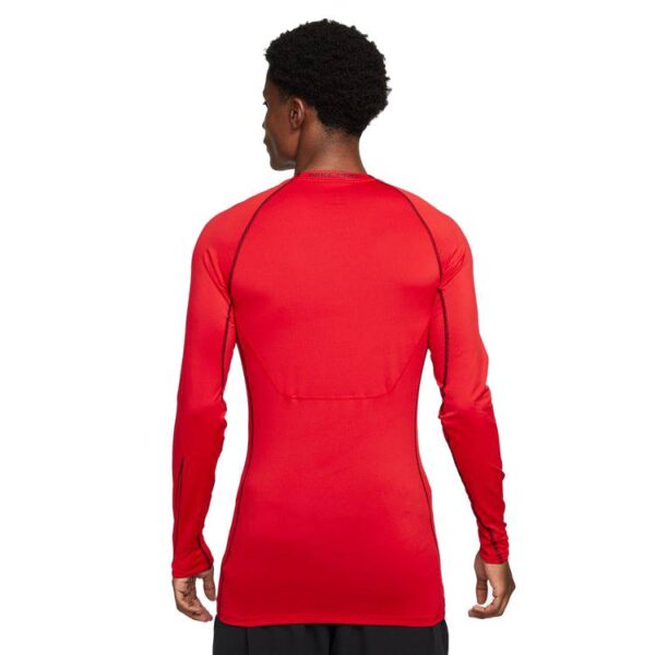 חולצה תרמית אדומה Nike Pro Dri-FIT צבע אדום על גבר כהה עור תמונה מהגב חצי גוף