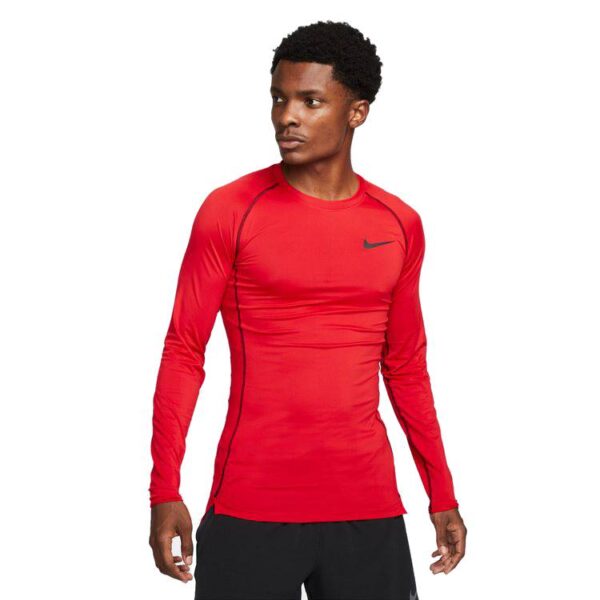 חולצה תרמית אדומה Nike Pro Dri-FIT צבע אדום על גבר כהה עור תמונה מלפנים חצי גוף