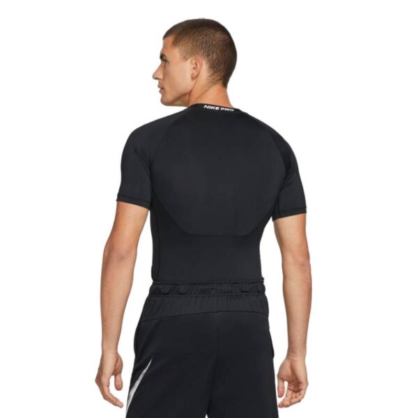 חולצה קצרה Nike Pro Dri-FIT שחורה על דוגמן תמונה מהגב חצי גוף
