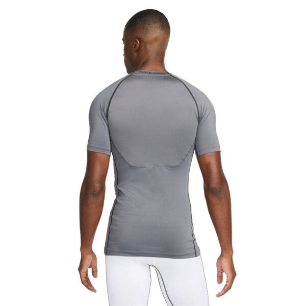 חולצה תרמית אפורה Nike Pro Dri-FIT על דוגמן כהה עור תמונה מהגב חצי גוף
