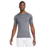 חולצה תרמית אפורה Nike Pro Dri-FIT על דוגמן כהה עור תמונה מלפנים חצי גוף