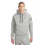 קפוצ'ון אפור Nike Therma-FIT על דוגמן תמונה מלפנים חצי גוף