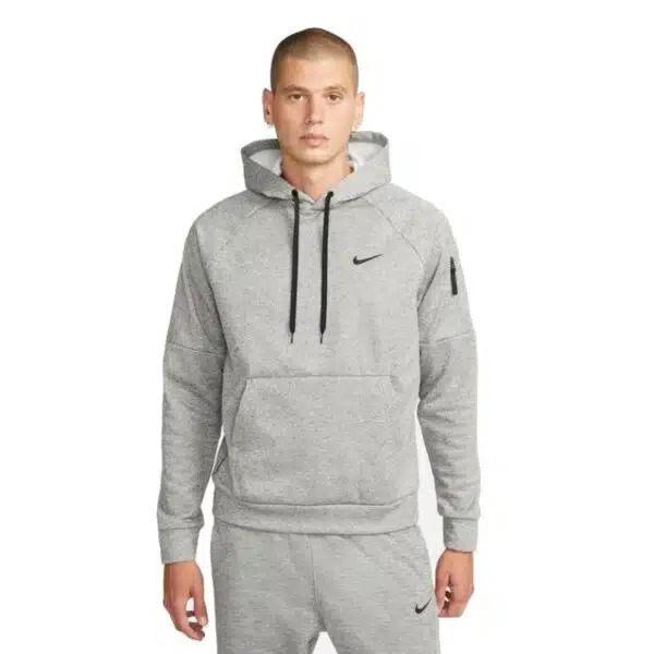 קפוצ'ון אפור Nike Therma-FIT על דוגמן תמונה מלפנים חצי גוף