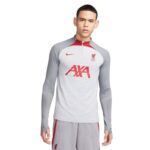 חולצת כדורגל לאימון Nike Dri-FIT Liverpool FC Strike תמונה מלפנים על דוגמן חצי גוף צבע אפור בהיר עם כיתוב באדום שאוולים ארוכים באפור כהה יותר