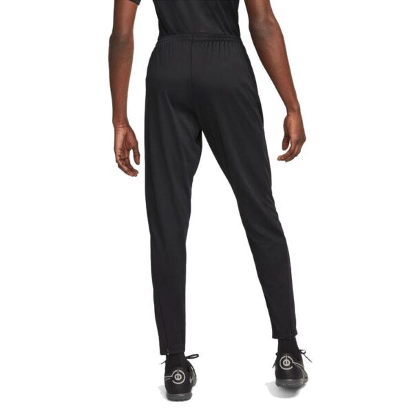 מכנס כדורגל Nike Dri-FIT Academy על גבר כהה עור תמונה מאחור חצי גוף תחתון