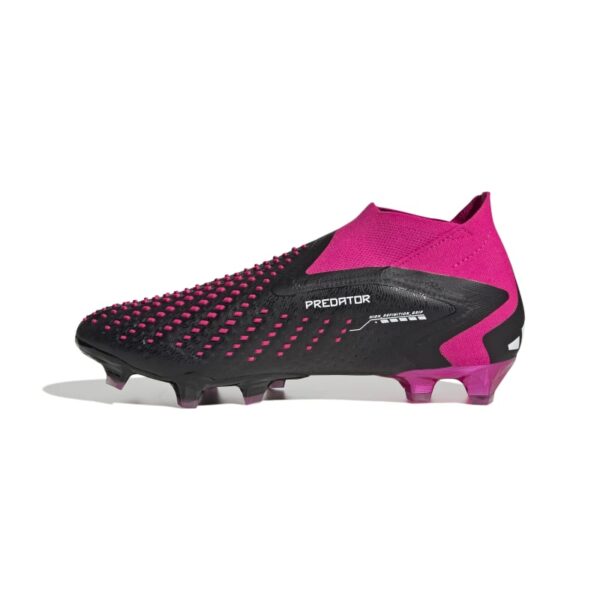 נעלי כדורגל אדידס Predator Accuracy+ FG בצבע שחור פסים עבים לבנים וצבע ורוד פוקסיה בעקב ובגרב בלי שרוכים