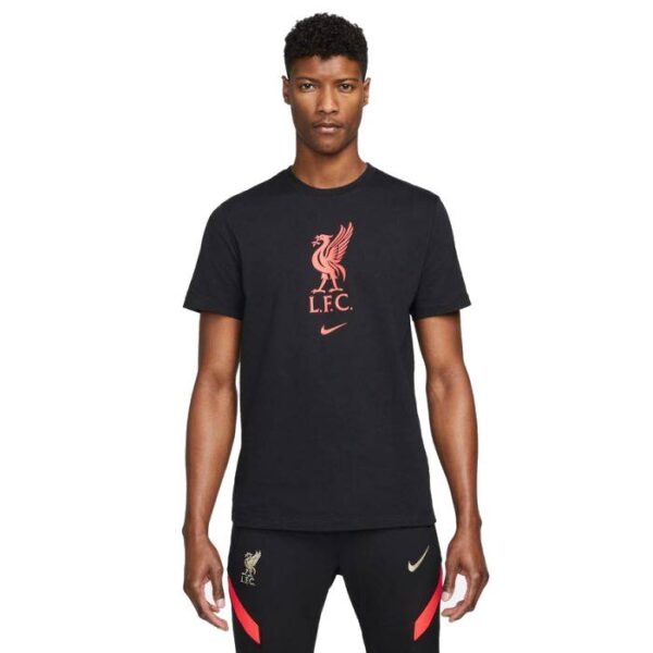 חולצת גברים שחורה ליברפול NIKE – FC עם סמל אדום על גבר עם עור כהה תמונה מלפנים חצי גוף