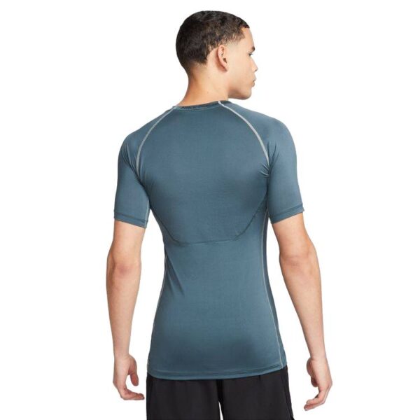 חולצה צמודה לגברים Nike Pro Dri-FIT צבע טורקיז אפרפר כהה שרוול קצר על דוגמן