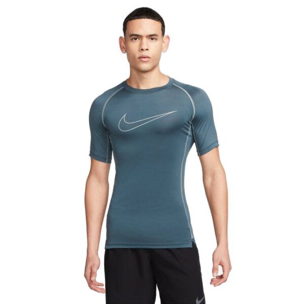 חולצה צמודה לגברים Nike Pro Dri-FIT צבע טורקיז אפרפר כהה שרוול קצר על דוגמן
