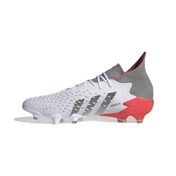 נעלי כדורגל Adidas Predator Freak .1 FG צבע לבן עם אפור ואדום בעקב