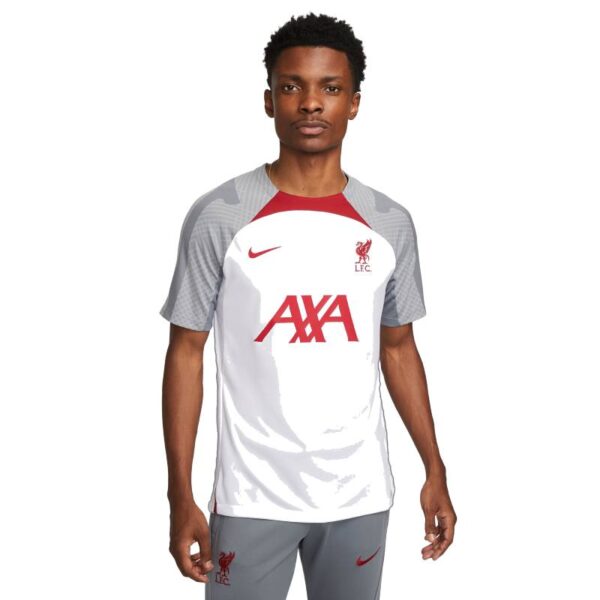 חולצת נייקי שרוול קצר Liverpool FC Strike על דוגמן אפרו-אמריקאי תמונה מלפנים חצי גוף