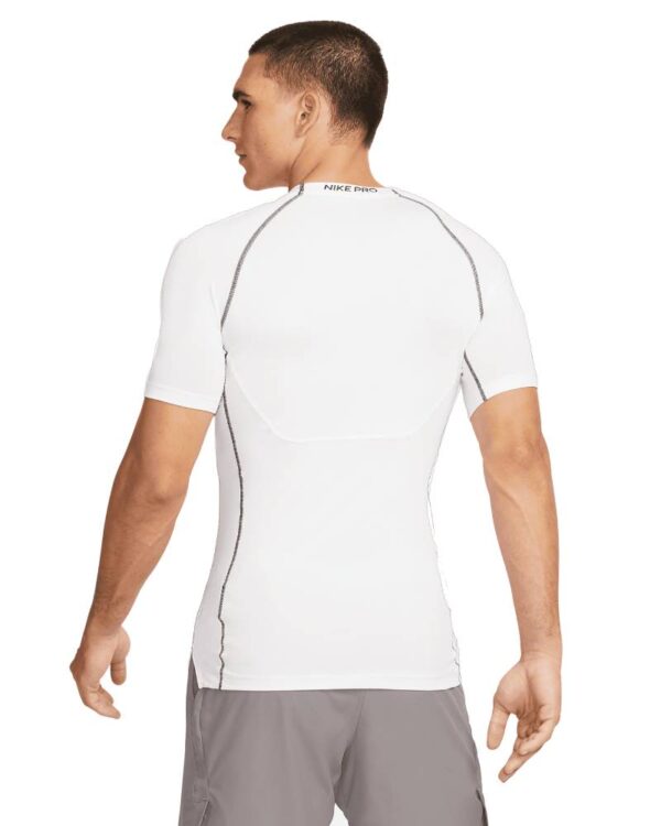 חולצת נייקי לבנה Nike Pro Dri-FIT על דוגמן בהיר עור חצי גוף עליון מהגב