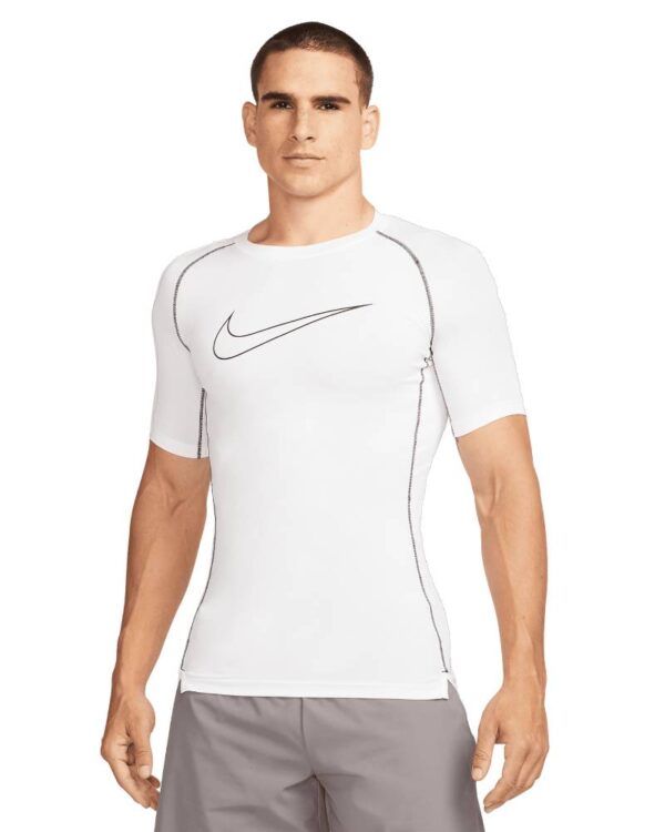 חולצת נייקי לבנה Nike Pro Dri-FIT על דוגמן בהיר עור חצי גוף עליון