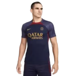 גבר לבוש בחולצת כדורגל Nike Dri-FIT לגברים תמונה חצי גוף