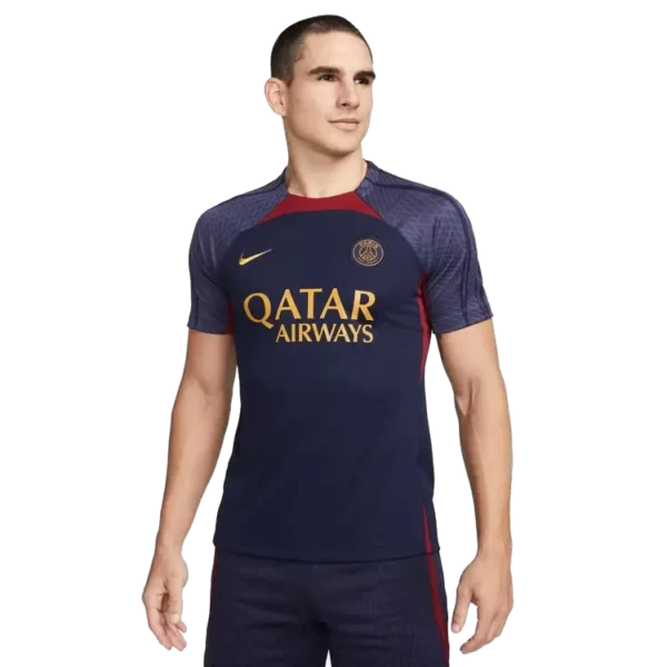 גבר לבוש בחולצת כדורגל Nike Dri-FIT לגברים תמונה חצי גוף