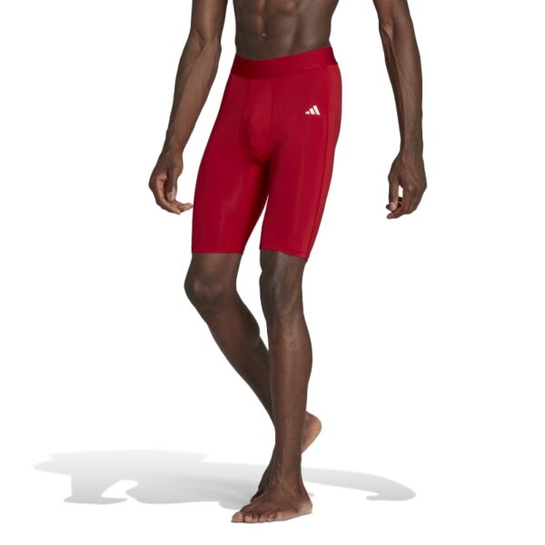 טייץ קצר אדום Adidas Techfit Aeroready על גבר אפרו-אמריקאי תמונה מלפנים חצי גוף