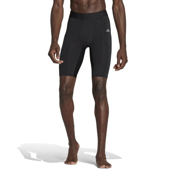 גבר אפרו אמריקאי לבוש בטייץ קצר שחור Adidas Techfit Aeroready תמונה חצי גוף