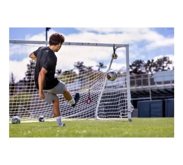 ילד מתאמן בעזרת מטרות אימון לשער כדורגל SKLZ Reactive Agility Targets