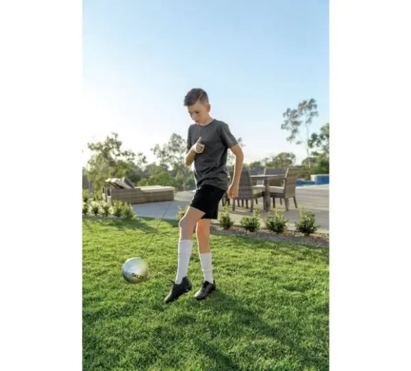 ילד מתאמן עם כדור לאימון מגע ירוק SKLZ