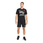 חולצת אימון לגברים Nike Dri-FIT Black על דוגמן אירופאי גוף מלא מלפנים