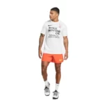 חולצת אימון לגברים Nike Dri-FIT על דוגמן ברזילאי מלפנים כל הגוף
