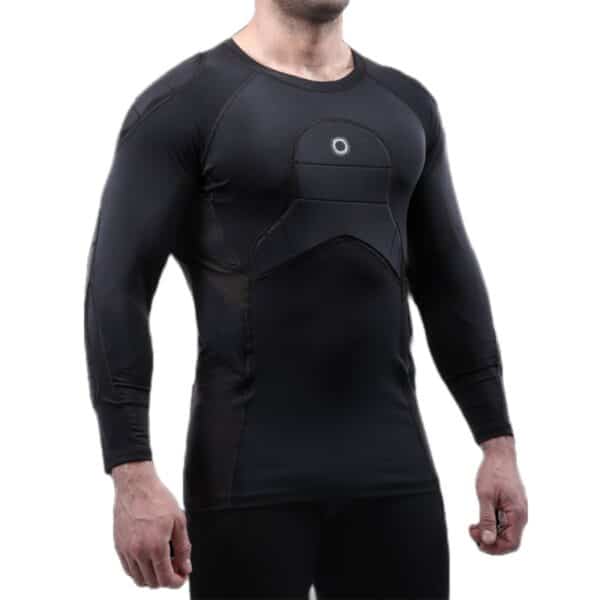 Elite Bads* 3/4 Sleeve Padded Compression Shirt על שוער תמונה מהצוואר עד הירך גוף מופנה למצלמה בזוית ימינה