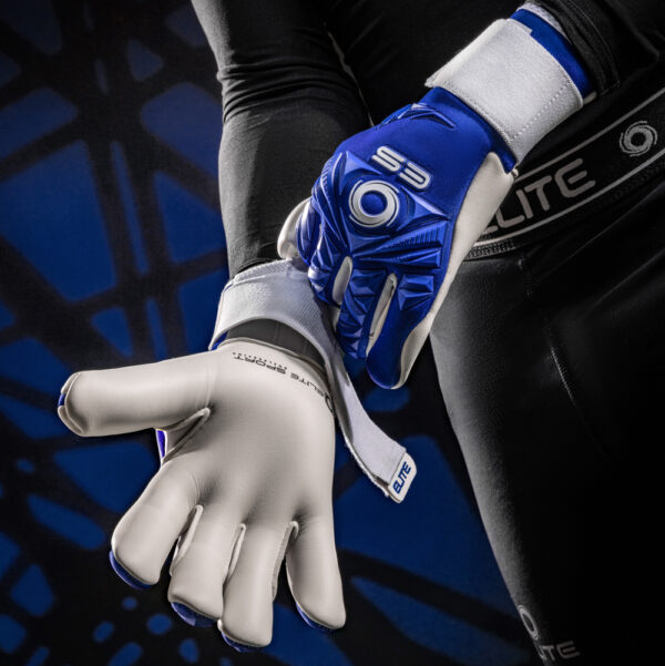 כפפות שוער Elite Revolution II Combi Blue על שוער שמושך את הכפפה השמאלית כלפי מעלה עם הכפפה הימנית זום אין על הכפפות בלבד
