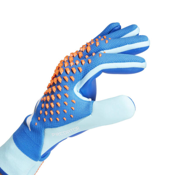 כפפות שוער Adidas Predator Pro Blue על יד שמאל של כדורגלן זום רק על היד